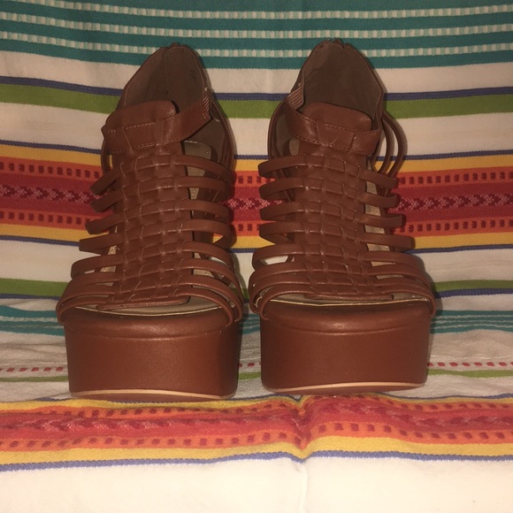 Woman’s Torrid wedge ~ 9W - Picture 3 of 8